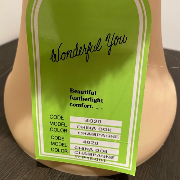 Wonder You China Doll Bob Synthetic Wig NWT - Picture 9 of 10